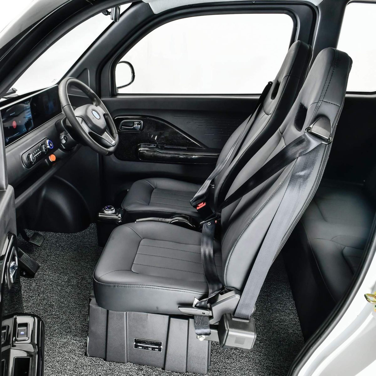 Innenraum des SWEXA Prestige: Fahrersitz, Lenkrad und Display